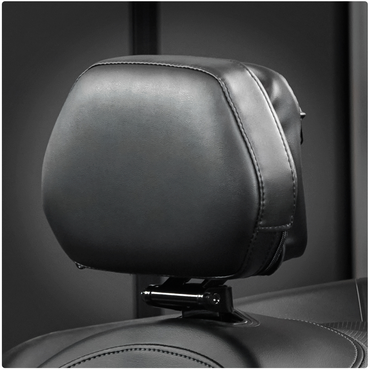 http://www.slingmods.com/image/catalog/show-chrome/2020-rt-backrest/updated-2024/canam-spyder-rt-adjustable-standard-padded-driver-backrest-storage-pouch-main.jpg